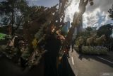 Mobil Hias PT Pelindo mengikuti Parade Surabaya Vaganza 2025 di Surabaya, Jawa Timur, Minggu (25/5/2025). PT Pelindo menjadi salah satu peserta yang mengikuti kegiatan tersebut dengan tema 