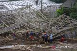 Tim SAR gabungan membersihkan puing bangunan saat pencarian korban bencana tanah longsor di Cikahuripan, Lembang, Kabupaten Bandung Barat, Jawa Barat, Senin (26/5/2025). Hingga hari keempat pencarian pukul 13.00 WIB, tim SAR gabungan masih berupaya untuk mencari seorang warga yang dinyatakan hilang dalam bencana tersebut namun pencarian terkendala faktor cuaca dan kontur tanah yang labil. ANTARA FOTO/Abdan Syakura/agr