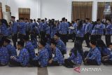 CPNS dan PPPK antre untuk mendapatkan SK saat pelantikan dan pengambilan sumpah janji jabatan PPPK dan CPNS dilingkungan Pemerintah Kabupaten Ciamis formasi tahun 2024 di Gedung Islamic Centre, Kabupaten Ciamis, Jawa Barat, Senin (26/5/2025). Pemerintah Kabupaten Ciamis menyerahkan SK pengangkatan CPNS dan PPPK kepada 230 CPNS dan 134 PPPK dari 10.000 pelamar. ANTARA FOTO/Adeng Bustomi/agr