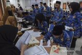 CPNS dan PPPK antre menandatangi SK saat pelantikan dan pengambilan sumpah janji jabatan PPPK dan CPNS dilingkungan Pemerintah Kabupaten Ciamis formasi tahun 2024 di Gedung Islamic Centre, Kabupaten Ciamis, Jawa Barat, Senin (26/5/2025). Pemerintah Kabupaten Ciamis menyerahkan SK pengangkatan CPNS dan PPPK kepada 230 CPNS dan 134 PPPK dari 10.000 pelamar. ANTARA FOTO/Adeng Bustomi/agr