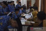 CPNS dan PPPK antre menandatangi SK saat pelantikan dan pengambilan sumpah janji jabatan PPPK dan CPNS dilingkungan Pemerintah Kabupaten Ciamis formasi tahun 2024 di Gedung Islamic Centre, Kabupaten Ciamis, Jawa Barat, Senin (26/5/2025). Pemerintah Kabupaten Ciamis menyerahkan SK pengangkatan CPNS dan PPPK kepada 230 CPNS dan 134 PPPK dari 10.000 pelamar. ANTARA FOTO/Adeng Bustomi/agr