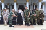 Gubernur Jawa Timur Khofifah Indar Parawansa (ketiga kiri) bersalaman dengan Direktur Kerja Sama Internasional Pertahanan Ditjen Strahan Kemhan Kolonel Czi Sugeng Haryadi Yogopranowo (kedua kiri) dan atase pertahanan dari Serbia Kolonel Miloje Zdarvkovic (ketiga kanan) saat kunjungan atase pertahanan (Defence Attache Tour) 2025 di Gedung Negara Grahadi, Surabaya, Jawa Timur, Senin (26/5/2025). Gubernur Khofifah menerima kunjungan sebanyak 17 atase pertahanan dari berbagai negara yang tidak hanya bertujuan untuk mengenal industri pertahanan tetapi juga menjelajahi budaya serta destinasi wisata unggulan di Jawa Timur. ANTARA Jatim/Moch Asim.