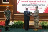 Gubernur Jawa Timur Khofifah Indar Parawansa (tengah) didampingi Direktur Kerja Sama Internasional Pertahanan Ditjen Strahan Kemhan Kolonel Czi Sugeng Haryadi Yogopranowo (kiri) menyerahkan cendera mata kepada atase pertahanan dari Amerika Serikat Letkol Mary Goldstien (kanan) saat menerima kunjungan atase pertahanan (Defence Attache Tour) 2025 di Gedung Negara Grahadi, Surabaya, Jawa Timur, Senin (26/5/2025). Gubernur Khofifah menerima kunjungan sebanyak 17 atase pertahanan dari berbagai negara yang tidak hanya bertujuan untuk mengenal industri pertahanan tetapi juga menjelajahi budaya serta destinasi wisata unggulan di Jawa Timur. ANTARA Jatim/Moch Asim.