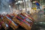 Pekerja memindang ikan hasil tangkapan nelayan di sentra pengolahan ikan asin di kawasan Bengkorok, Pesisir Teluk Prigi, Trenggalek, Jawa Timur, Selasa (27/5/2025). Produksi ikan asin di Trenggalek menjadi bagian dari mata rantai ekonomi perikanan lokal yang telah berlagsung turun-temurun sehingga menjadikannya sebagai salah satu sentra industri ikan asin terbesar di Jatim, bersama Banyuwangi dan Sidoarjo. Antara Jatim/Destyan Sujarwoko/um