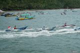 Peserta adu cepat mengemudikan perahu kunting meisn tunggal di kawasan Pelabuhan Niaga Prigi Trenggalek, Jawa Timur, Selasa (27/5/2025). Lomba balap perahu kunting dalam rangkaian menyemarakkan tradisi bersih desa pesisir itu bertujuan untuk hiburan sekaligus memupuk semangat kemaritiman an jiwa bahari di kalangan masyarakat pesisir Teluk Prigi, Trenggalek. Antara Jatim/Destyan Sujarwoko/um 