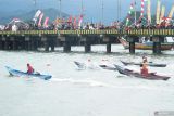 Peserta adu cepat mengemudikan perahu kunting meisn tunggal di kawasan Pelabuhan Niaga Prigi Trenggalek, Jawa Timur, Selasa (27/5/2025). Lomba balap perahu kunting dalam rangkaian menyemarakkan tradisi bersih desa pesisir itu bertujuan untuk hiburan sekaligus memupuk semangat kemaritiman an jiwa bahari di kalangan masyarakat pesisir Teluk Prigi, Trenggalek. Antara Jatim/Destyan Sujarwoko/um 