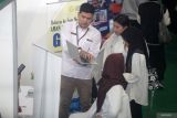 Pencari kerja mencari informasi lowongan saat bursa kerja Dinas Tenaga Kerja (Disnaker) Kabupaten Sidoarjo di Gedung Serbaguna Gelora Delta Sidoarjo, Jawa Timur, Selasa (27/5/2025). Bursa kerja yang diikuti sekitar 40 perusahaan multi nasional tersebut menawarkan lebih dari 1.000 lowongan untuk berbagai sektor. Antara Jatim/Umarul Faruq