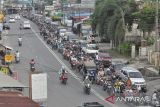 Ribuan warga antre untuk mengisi Bahan Bakar Minyak (BBM) di salah satu Stasiun Pengisian Bahan Bakar Umum (SPBU) di Kota Bengkulu, Bengkulu, Senin (26/5/2025).

Kelangkaan BBM sejak satu pekan terakhir tersebut memicu antrean hampir di seluruh SPBU di Kota Bengkulu. ANTARA FOTO/Muhammad Izfaldi