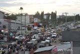 Ribuan warga antre untuk mengisi Bahan Bakar Minyak (BBM) di salah satu Stasiun Pengisian Bahan Bakar Umum (SPBU) di Kota Bengkulu, Bengkulu, Senin (26/5/2025).

Kelangkaan BBM sejak satu pekan terakhir tersebut memicu antrean hampir di seluruh SPBU di Kota Bengkulu. ANTARA FOTO/Muhammad Izfaldi