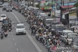 Ribuan warga antre untuk mengisi Bahan Bakar Minyak (BBM) di salah satu Stasiun Pengisian Bahan Bakar Umum (SPBU) di Kota Bengkulu, Bengkulu, Senin (26/5/2025). 

Kelangkaan BBM sejak satu pekan terakhir tersebut memicu antrean hampir di seluruh SPBU di Kota Bengkulu. ANTARA FOTO/Muhammad Izfaldi