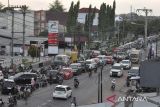 Ribuan warga antre untuk mengisi Bahan Bakar Minyak (BBM) di salah satu Stasiun Pengisian Bahan Bakar Umum (SPBU) di Kota Bengkulu, Bengkulu, Senin (26/5/2025).

Kelangkaan BBM sejak satu pekan terakhir tersebut memicu antrean hampir di seluruh SPBU di Kota Bengkulu. ANTARA FOTO/Muhammad Izfaldi