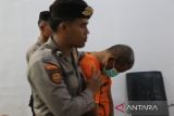 Tersangka MG (40 tahun) seorang pimpinan di lembaga pendidikan keagamaan di Kecamatan Payung di giring ke ruang konferensi pers atas dugaan tindak pidana pencabulan terhadap anak di bawah umur, Selasa (27/5/2025). Tersangka terancam hukuman 20 tahun penjara karena dijerat dengan Pasal 82 ayat (1) atau Pasal 82 ayat (2) UU RI Nomor 17 tahun 2016 tentang perlindungan anak. (ANTARA FOTO/ Rusdiyanto)