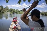 Siswa SDN Panaruban menyeberangi sungai Cicadas menggunakan rakit di Desa Karanganyar, Cililin, Kabupaten Bandung Barat, Jawa Barat, Selasa (27/5/2025). Sejumlah siswa dan warga dari Kampung Sampora serta Kampung Cijigud sejak tahun 1984 untuk sekolah atau mengakses pelayanan publik terpaksa menyeberangi sungai Cicadas menggunakan rakit guna memangkas waktu perjalanan menjadi 10 menit dibandingkan dengan jalur darat yang mencapai satu jam. ANTARA FOTO/Abdan Syakura/agr