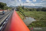 Pengendara melintasi jembatan di atas aliran sungai Citarum yang dipenuhi sampah dan eceng gondok di Batujajar, Kabupaten Bandung Barat, Jawa Barat, Selasa (27/5/2025). Warga setempat mengeluhkan banyaknya sampah dan tanaman eceng gondok yang menutupi permukaan sungai tersebut karena menyebabkan pendangkalan, mengganggu lalu lintas perahu, menimbulkan bau tak sedap serta mencemari ekosistem sungai. ANTARA FOTO/Abdan Syakura/agr