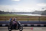 Pengendara melintasi jembatan di atas aliran sungai Citarum yang dipenuhi sampah dan eceng gondok di Batujajar, Kabupaten Bandung Barat, Jawa Barat, Selasa (27/5/2025). Warga setempat mengeluhkan banyaknya sampah dan tanaman eceng gondok yang menutupi permukaan sungai tersebut karena menyebabkan pendangkalan, mengganggu lalu lintas perahu, menimbulkan bau tak sedap serta mencemari ekosistem sungai. ANTARA FOTO/Abdan Syakura/agr