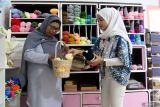Pengusaha rajut Putri Ruswandani (kanan) memberikan bahan benang wol kepada ibu rumah tangga di galeri Candyco, Kota Malang, Jawa Timur, Selasa (27/5/2025). Pengusaha muda berusia 24 tahun atau generasi Z tersebut memberdayakan 18 ibu rumah tangga di sekitarnya guna meningkatkan produksi untuk kemudian dipasarkan secara digital ke berbagai kota di Indonesia dan diekspor ke Singapura, Malaysia, serta Australia, dengan harga jual mulai Rp12 ribu hingga Rp900 ribu per buah tergantung tingkat kesulitan pembuatan. ANTARA Jatim/Ari Bowo Sucipto/mas.
