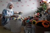 Pengusaha rajut Putri Ruswandani melakukan kontrol kualitas di galeri Candyco, Kota Malang, Jawa Timur, Selasa (27/5/2025). Pengusaha muda berusia 24 tahun atau generasi Z tersebut memberdayakan 18 ibu rumah tangga di sekitarnya guna meningkatkan produksi untuk kemudian dipasarkan secara digital ke berbagai kota di Indonesia dan diekspor ke Singapura, Malaysia, serta Australia, dengan harga jual mulai Rp12 ribu hingga Rp900 ribu per buah tergantung tingkat kesulitan pembuatan. ANTARA Jatim/Ari Bowo Sucipto/mas.