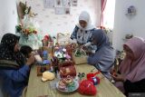 Pengusaha Putri Ruswandani (tiga kanan) melatih ibu rumah tangga membuat produk rajutan di galeri Candyco, Kota Malang, Jawa Timur, Selasa (27/5/2025). Pengusaha muda berusia 24 tahun atau generasi Z tersebut memberdayakan 18 ibu rumah tangga di sekitarnya guna meningkatkan produksi untuk kemudian dipasarkan secara digital ke berbagai kota di Indonesia dan diekspor ke Singapura, Malaysia, serta Australia, dengan harga jual mulai Rp12 ribu hingga Rp900 ribu per buah tergantung tingkat kesulitan pembuatan. ANTARA Jatim/Ari Bowo Sucipto/mas.