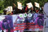 Mahasiswa Papua yang tergabung dalam Koalisi Mahasiswa Peduli Kemanusiaan membacakan membentangkan spanduk dan poster saat aksi damai di Kantor DPR Aceh, Banda Aceh,  Selasa (27/5/2025). Mahasiswa Papua di provinsi Aceh tersebut mendesak pemerintah menyelesaikan pelanggaran HAM, hentikan  operasi militer, jaminan hukum dan segera lakukan dialog damai yang meibatkan  Orang Asli Papua (OPA) secara bermartabat di seluruh wilayah Papua. ANTARA FOTO/Ampelsa.