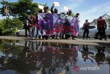 Mahasiswa Papua yang tergabung dalam Koalisi Mahasiswa Peduli Kemanusiaan membentangkan spanduk dan poster  saat aksi damai di Kantor DPR Aceh, Banda Aceh,  Selasa (27/5/2025). Mahasiswa Papua di provinsi Aceh tersebut mendesak pemerintah menyelesaikan pelanggaran HAM, hentikan  operasi militer, jaminan hukum dan segera lakukan dialog damai yang meibatkan  Orang Asli Papua (OPA) secara bermartabat di seluruh wilayah Papua. ANTARA FOTO/Ampelsa.
