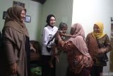 Wali Kota Kediri Vinanda Prameswati (kedua kiri) menggendong anak saat menyerahkan bantuan makanan pendamping asi kepada anak stunting di Kelurahan Gayam, Kota Kediri, Jawa Timur, Rabu (28/5/2025). Survey Status Gizi Indonesia (SGI) 2024 Kementerian Kesehatan mencatat prevalensi stunting nasional menurun dari 21,5 persen pada 2023 menjadi 19,8 persen pada 2024 dan pemerintah komitmen menurunkan angka stunting nasional menjadi 14,2 persen pada 2029. Antara Jatim/Prasetia Fauzani/um