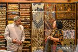 Pengunjung berbincang dengan pelaku umkm saat Festival Batik dan Tenun Indonesia di Graha Manggala Siliwangi, Bandung, Jawa Barat, Rabu (28/5/2025). Festival Batik dan Tenun Indonesia yang diikuti 96 stan UMKM batik dari berbagai daerah di Indonesia tersebut sebagai upaya pelestarian batik dan tenun Indonesia. ANTARA FOTO/Raisan Al Farisi/agr