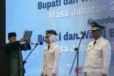Bupati Kabupaten Serang Ratu Zakiyah (tengah) bersama Wakil Bupati Najib Hamas (kanan) mengucapkan sumpah jabatan saat pelantikan di Pendopo Gubernur Provinsi Banten, Kota Serang, Banten, Selasa (27/5/2025). Ratu Zakiyah dan Najib Hamas resmi dilantik sebagai Bupati dan Wakil Bupati Kabupaten Serang terpilih masa jabatan 2025-2030 setelah sebelumnya menang dalam Pemungutan Suara Ulang (PSU) Pilkada Kabupaten Serang 2024. ANTARA FOTO/Angga Budhiyanto/gp