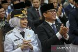 Menteri Desa dan Pembangunan Daerah Tertinggal (Mendes PDT) Yandri Susanto (kanan) mendampingi istrinya yang juga Bupati Kabupaten Serang Ratu Zakiyah (kiri) saat pelantikan Bupati dan Wakil Bupati Kabupaten Serang di Pendopo Gubernur Provinsi Banten, Kota Serang, Banten, Selasa (27/5/2025). Ratu Zakiyah dan Najib Hamas resmi dilantik sebagai Bupati dan Wakil Bupati Kabupaten Serang terpilih masa jabatan 2025-2030 setelah sebelumnya menang dalam Pemungutan Suara Ulang (PSU) Pilkada Kabupaten Serang 2024. ANTARA FOTO/Angga Budhiyanto/gp