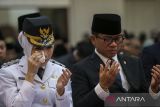 Menteri Desa dan Pembangunan Daerah Tertinggal (Mendes PDT) Yandri Susanto (kanan) mendampingi istrinya yang juga Bupati Kabupaten Serang Ratu Zakiyah (kiri) saat pelantikan Bupati dan Wakil Bupati Kabupaten Serang di Pendopo Gubernur Provinsi Banten, Kota Serang, Banten, Selasa (27/5/2025). Ratu Zakiyah dan Najib Hamas resmi dilantik sebagai Bupati dan Wakil Bupati Kabupaten Serang terpilih masa jabatan 2025-2030 setelah sebelumnya menang dalam Pemungutan Suara Ulang (PSU) Pilkada Kabupaten Serang 2024. ANTARA FOTO/Angga Budhiyanto/gp