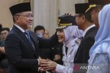 Menteri Koordinator Bidang Pangan Zulkifli Hasan (kiri) menyalami Bupati Kabupaten Serang Ratu Zakiyah (kedua kiri) disaksikan Menteri Desa dan Pembangunan Daerah Tertinggal (Mendes PDT) Yandri Susanto (tengah) dan Wakil Bupati Najib Hamas (kedua kanan) saat pelantikan di Pendopo Gubernur Provinsi Banten, Kota Serang, Banten, Selasa (27/5/2025). Ratu Zakiyah dan Najib Hamas resmi dilantik sebagai Bupati dan Wakil Bupati Kabupaten Serang terpilih masa jabatan 2025-2030 setelah sebelumnya menang dalam Pemungutan Suara Ulang (PSU) Pilkada Kabupaten Serang 2024. ANTARA FOTO/Angga Budhiyanto/gp