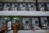 Warga memasukkan nomor token listrik di Rusunawa Cipta Griya Kedaung, Kota Tangerang, Banten, Selasa (27/5/2025). Pemerintah resmi memberlakukan diskon tarif listrik sebesar 50 persen yang menyasar sekitar 79,3 juta pelanggan rumah tangga dengan daya hingga 1.300 VA mulai 5 Juni hingga 31 Juli 2025 sebagai upaya menjaga daya beli masyarakat. ANTARA FOTO/Putra M. Akbar/gp