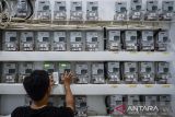 Warga memasukkan nomor token listrik di Rusunawa Cipta Griya Kedaung, Kota Tangerang, Banten, Selasa (27/5/2025). Pemerintah resmi memberlakukan diskon tarif listrik sebesar 50 persen yang menyasar sekitar 79,3 juta pelanggan rumah tangga dengan daya hingga 1.300 VA mulai 5 Juni hingga 31 Juli 2025 sebagai upaya menjaga daya beli masyarakat. ANTARA FOTO/Putra M. Akbar/gp