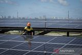 Pekerja memeriksa Pembangkit Listrik Tenaga Surya (PLTS) di Rusunawa Cipta Griya Kedaung, Kota Tangerang, Banten, Selasa (27/5/2025). Menteri Energi dan Sumber Daya Mineral Bahlil Lahadalia menargetkan penambahan kapasitas pembangkit listrik hingga 69,5 gigawatt (GW) pada tahun 2025-2034 di mana 76 persen dari total kapasitas tersebut berasal dari energi baru dan terbarukan (EBT) sebagai upaya mewujudkan transformasi bauran energi. ANTARA FOTO/Putra M. Akbar/gp