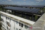 Pekerja memeriksa Pembangkit Listrik Tenaga Surya (PLTS) di Rusunawa Cipta Griya Kedaung, Kota Tangerang, Banten, Selasa (27/5/2025). Menteri Energi dan Sumber Daya Mineral Bahlil Lahadalia menargetkan penambahan kapasitas pembangkit listrik hingga 69,5 gigawatt (GW) pada tahun 2025-2034 di mana 76 persen dari total kapasitas tersebut berasal dari energi baru dan terbarukan (EBT) sebagai upaya mewujudkan transformasi bauran energi. ANTARA FOTO/Putra M. Akbar/gp