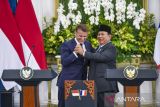 Presiden Prabowo Subianto (kanan) menggenggam tangan Presiden Prancis Emmanuel Macron usai menyampaikan pernyataan pers bersama di Istana Merdeka, Jakarta, Rabu (28/5/2025). Presiden Prabowo menerima kunjungan kenegaraan Presiden Prancis Emmanuel Macron di Istana Kepresidenan Jakarta untuk mempererat dan meningkatkan hubungan bilateral berbagai bidang strategis antara kedua negara. ANTARA FOTO/Galih Pradipta/sgd/tom.