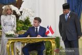 Presiden Prabowo Subianto (kanan) menyaksikan Presiden Prancis Emmanuel Macron (tengah) dengan didampingi istrinya Brigitte Macron (kiri) menandatangani buku tamu dalam kunjungan kenegaraan di Istana Merdeka, Jakarta, Rabu (28/5/2025). Kunjungan kenegaraan Emmanuel Macron di Istana Kepresidenan Jakarta tersebut untuk mempererat dan meningkatkan hubungan bilateral di berbagai bidang strategis antara Indonesia dengan Prancis. ANTARA FOTO/Galih Pradipta/app