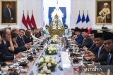 Presiden Prabowo Subianto (kedua kanan) dan Presiden Prancis Emmanuel Macron (ketiga kiri) bersama jajaran menteri kedua negara melakukan pertemuan bilateral di Istana Merdeka, Jakarta, Rabu (28/5/2025). Kunjungan kenegaraan Emmanuel Macron di Istana Kepresidenan Jakarta tersebut untuk mempererat dan meningkatkan hubungan bilateral di berbagai bidang strategis antara Indonesia dengan Prancis. ANTARA FOTO/Galih Pradipta/app/YU