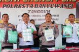 Kapolresta Banyuwangi Kombes Pol Rama Samtama Putra (kedua kanan) menunjukan barang bukti narkoba pada rilis di Mapolresta Banyuwangi, Jawa Timur, Rabu (28/5/2025). Satuan Reserse Narkoba Polresta Banyuwangi berhasil menangkap 17 tersangka dari 16 kasus dengan barang bukti sebanyak 2.114 gram sabu, 32,53 gram ganja dan 10 butir ekstasi pada Operasi yang digelar selama bulan Mei 2025. ANTARA Jatim/Budi Candra Setya/mas.