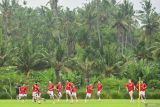 Sejumlah pesepak bola Timnas Indonesia mengikuti sesi latihan di Training Center Bali United, Pantai Purnama, Gianyar, Bali, Selasa (27/5/2025). Hari kedua pemusatan latihan Timnas Indonesia menjelang laga lanjutan babak kualifikasi Piala Dunia 2026 itu diikuti oleh 25 orang pemain. ANTARA FOTO/Fikri Yusuf/wsj.