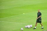 Pelatih Timnas Indonesia Patrick Kluivert memimpin sesi latihan di Training Center Bali United, Pantai Purnama, Gianyar, Bali, Selasa (27/5/2025). Hari kedua pemusatan latihan Timnas Indonesia menjelang laga lanjutan babak kualifikasi Piala Dunia 2026 itu diikuti oleh 25 orang pemain. ANTARA FOTO/Fikri Yusuf/wsj.
