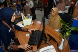 Petugas melakukan registrasi warga lanjut usia (lansia) untuk mendapatkan diskon tarif 20 persen saat peringatan Hari Lanjut Usia Nasional (HLUN) di stasiun Kereta Api (KA) Madiun, Jawa Timur, Rabu (28/5/2025). PT KAI Daerah Operasi 7 Madiun memfasilitasi sejumlah warga lanjut usia untuk melakukan registrasi diskon tarif 20 persen dan menumpang KA secara gratis Madiun-Kediri dan Kediri-Madiun. ANTARA Jatim/Siswowidodo/mas.