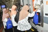 Sejumlah warga lanjut usia menaiki kereta api Singasari menuju Kediri saat peringatan Hari Lanjut Usia Nasional (HLUN) di stasiun Kereta Api (KA) Madiun, Jawa Timur, Rabu (28/5/2025). PT KAI Daerah Operasi 7 Madiun memfasilitasi sejumlah warga lanjut usia untuk melakukan registrasi diskon tarif 20 persen dan menumpang KA secara gratis Madiun-Kediri dan Kediri-Madiun. ANTARA Jatim/Siswowidodo/mas.