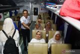 Petugas memandu sejumlah warga lanjut usia di dalam kereta api Singasari sebelum berangkat menuju Kediri saat peringatan Hari Lanjut Usia Nasional (HLUN) di stasiun Kereta Api (KA) Madiun, Jawa Timur, Rabu (28/5/2025). PT KAI Daerah Operasi 7 Madiun memfasilitasi sejumlah warga lanjut usia untuk melakukan registrasi diskon tarif 20 persen dan menumpang KA secara gratis Madiun-Kediri dan Kediri-Madiun. ANTARA Jatim/Siswowidodo/mas.