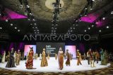 Model memperagakan busana karya para desainer pada pembukaan Indonesia Fashion Week 2025 di Jakarta Convention Center (JCC), Senayan, Jakarta, Rabu (28/5/2025). IFW 2025 bertema Ronakultura Jakarta diikuti sekitar 200 desainer sebagai wadah dialog kreatif serta tempat bertemunya desainer dengan perajin lokal dan konsumen global yang akan berlangsung hingga 1 Juni 2025. ANTARA FOTO/Asprilla Dwi Adha/tom.