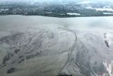 Foto udara kolam penampungan pusat semburan lumpur Lapindo di Porong, Sidoarjo, Jawa Timur, Kamis (29/5/2025). Semburan lumpur panas yang terjadi selama 19 tahun sejak tanggal 29 Mei 2006 itu telah menenggelamkan desa-desa, merusak ribuan rumah, fasilitas pendidikan, tempat ibadah, dan infrastruktur lainnya dan hingga saat ini masih aktif mengeluarkan lumpur panas dari inti bumi. Antara Jatim/Umarul Faruq