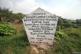 Monumen peringatan terpasang di tanggul penahan Lumpur Lapindo, Porong, Sidoarjo, Jawa Timur, Kamis (29/5/2025). Memperingati 19 tahun tragedi Lumpur Lapindo, sejumlah korban menabur bunga sebagai simbol keprihatinan. Antara Jatim/Umarul Faruq
