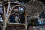Perajin menyelesaikan pembuatan meja rotan di Cipondoh, Kota Tangerang, Banten, Rabu (28/5/2025). Kementerian Perdagangan mencatat ekspor furnitur dan kerajinan Indonesia pada kuartal I 2025 mencapai 644,83 juta dolar AS atau Rp10,57 triliun, nilai tersebut meningkat 0,85 persen jika dibandingkan periode yang sama tahun sebelumnya. ANTARA FOTO/Putra M. Akbar/gp