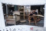 Perajin menyelesaikan pembuatan meja rotan di Cipondoh, Kota Tangerang, Banten, Rabu (28/5/2025). Kementerian Perdagangan mencatat ekspor furnitur dan kerajinan Indonesia pada kuartal I 2025 mencapai 644,83 juta dolar AS atau Rp10,57 triliun, nilai tersebut meningkat 0,85 persen jika dibandingkan periode yang sama tahun sebelumnya. ANTARA FOTO/Putra M. Akbar/gp