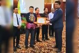 Kadisdik Kotim dapat penghargaan dari UMPR