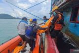 Tim pencarian dan pertolongan (SAR) gabungan Kepulauan Bangka Belitung saat melakukan evakuasi terhadap anak buah kapal (ABK) kapal motor (KM) Sumber Jaya 88 yang tenggelam di perairan Tanjung Berikat, Bangka Tengah, Kamis (29/5/2025). korban bernama Zeni Wirawan (26) ditemukan meninggal dunia tidak jauh dari kapal mereka. (ANTARA FOTO/HO-Humas Kansar Pangkalpinang)